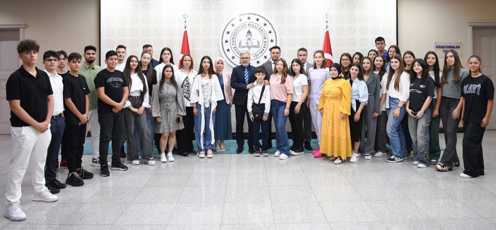 ROMANIAN STUDENTS VISIT THE MINISTRY OF NATIONAL EDUCATION